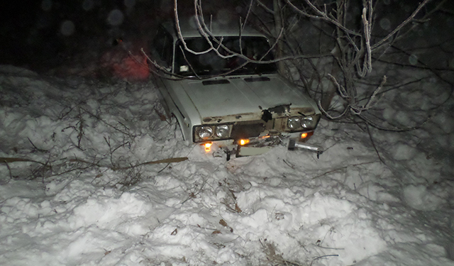 В Николаевской области спасатели продолжают доставать из снежных заносов автомобили