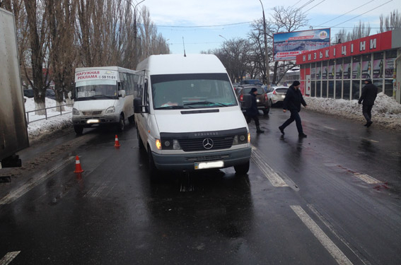 Вчера у «Колоса» под микроавтобус попал пенсионер