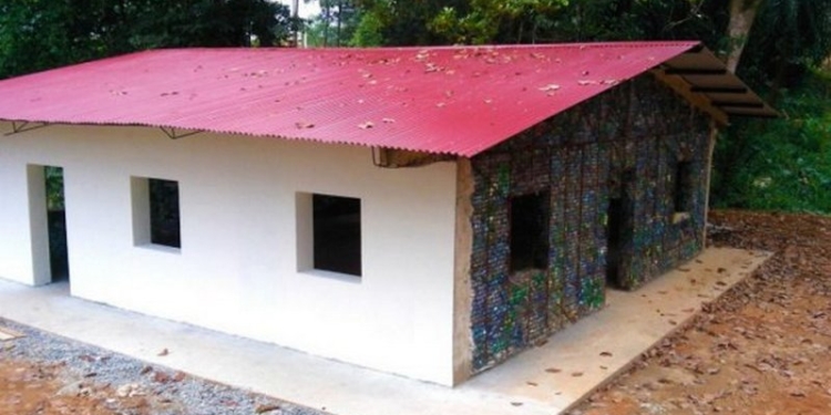 Канадец решил построить городок из пластиковых бутылок