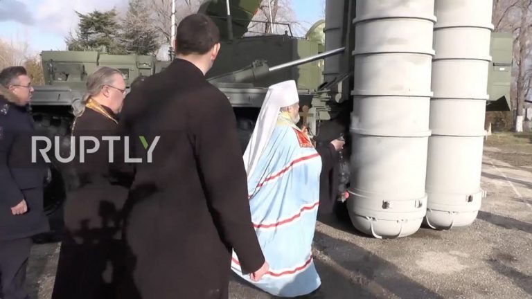 Скрепы: в Крыму переброшенные россиянами зенитные ракетные системы освятили священники РПЦ 1