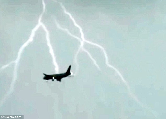 Они летели в Сочи: в пассажирский самолет ударила молния 1