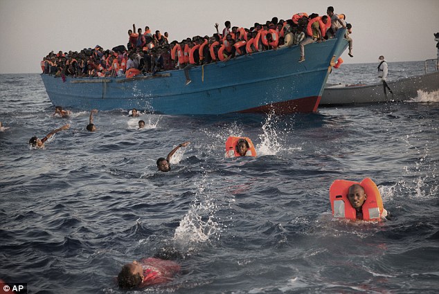 В Средиземном море утонуло очередное судно с мигрантами – спасли только четверых из более чем 100 1