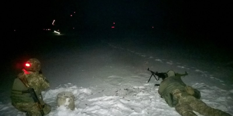 Ночные стрельбы: в 198 Учебном центре ВМС ВСУ на Николаевщине курсанты совершенствуют свои навыки