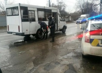 В Мариуполе на маршрутку упал фонарь – пассажиры не пострадали