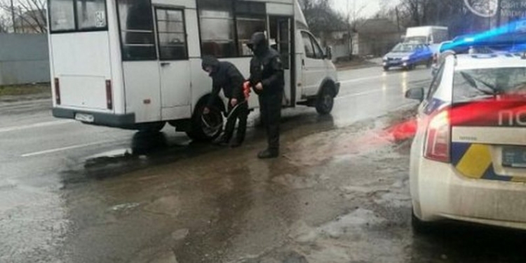 В Мариуполе на маршрутку упал фонарь – пассажиры не пострадали