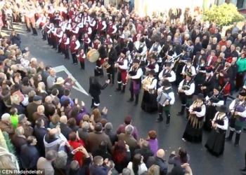 Колокола ада! В честь окончания праздника Трех Королей в Испании на волынках исполнили знаменитую песню АС/DC Thunderstruck