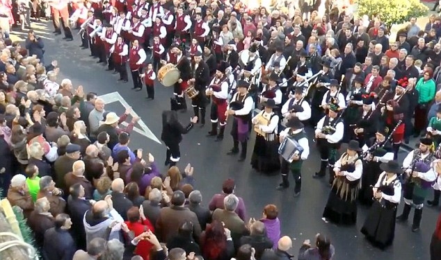 Колокола ада! В честь окончания праздника Трех Королей в Испании на волынках исполнили знаменитую песню АС/DC Thunderstruck