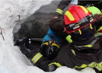 Погребенный под снегом отель в Италии: спасли троих детей