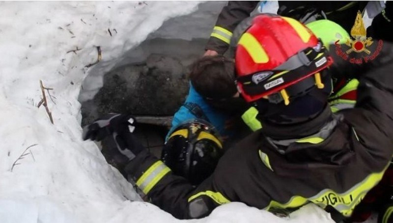 Погребенный под снегом отель в Италии: спасли троих детей 1