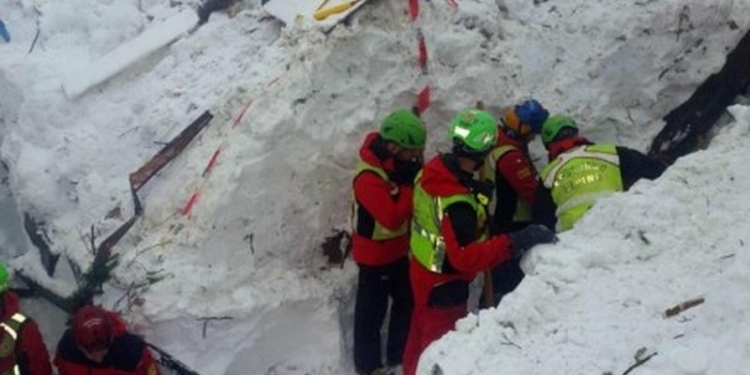 Погребенный под снегом отель в Италии: точно погибли пятеро, 11 удалось спасти