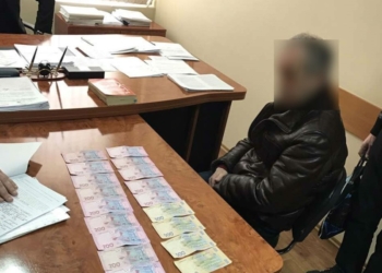 Азербайджанец, пытавшийся дать взятку в 5 тыс.грн. прокурору в Березанке, может выйти под залог 130 тыс.грн.