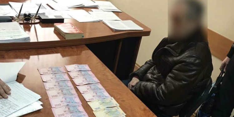 Азербайджанец, пытавшийся дать взятку в 5 тыс.грн. прокурору в Березанке, может выйти под залог 130 тыс.грн.