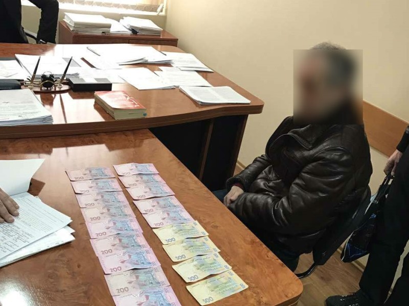 Азербайджанец, пытавшийся дать взятку в 5 тыс.грн. прокурору в Березанке, может выйти под залог 130 тыс.грн. 1