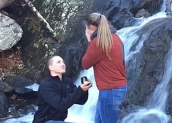 Предложение руки и сердца на берегу водопада – романтично, конечно. А вот если кольцо уронят?