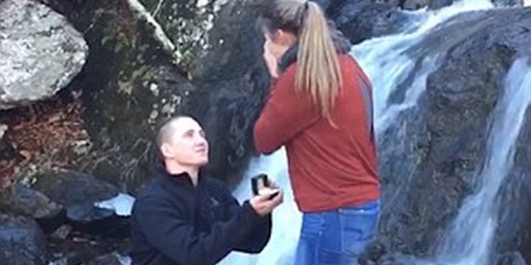 Предложение руки и сердца на берегу водопада – романтично, конечно. А вот если кольцо уронят?