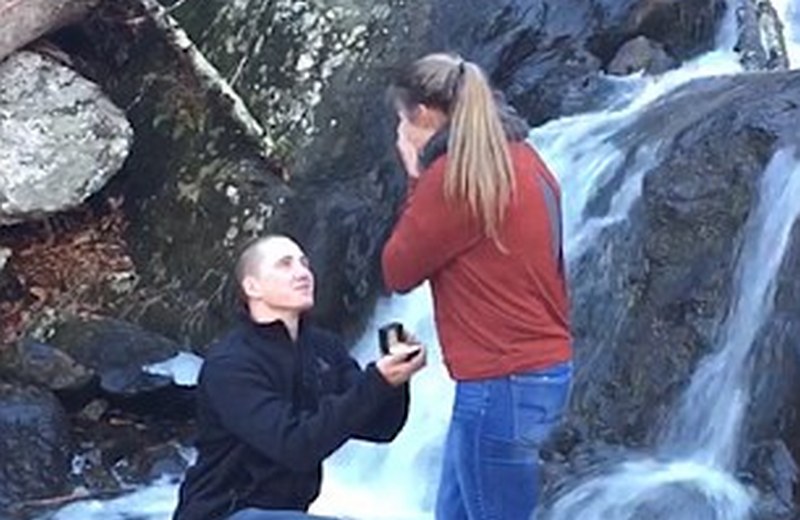 Предложение руки и сердца на берегу водопада – романтично, конечно. А вот если кольцо уронят? 1