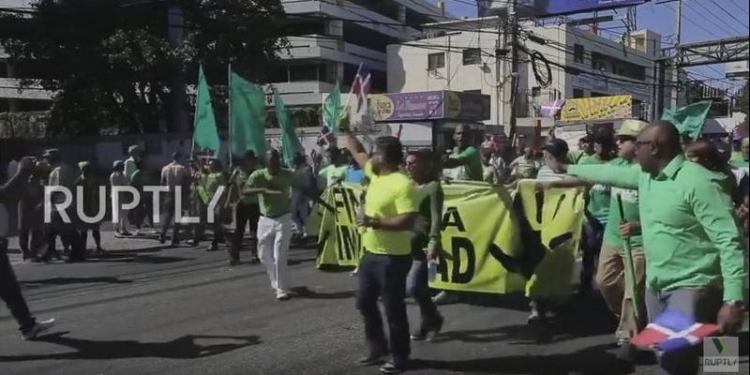 Ударили маршем по коррупции: в Доминикане тысячи людей вышли на протест