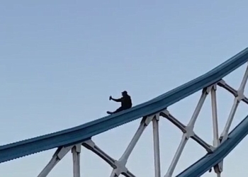 Ради лайков в соцсетях: в Лондоне блоггер без снаряжения штурмовал Тауэрский мост