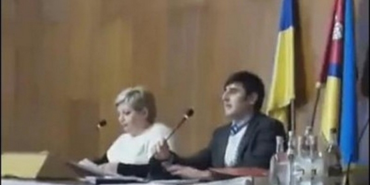 Секретарю Первомайского горсовета прямо на сессию принесли бутылки из-под алкоголя