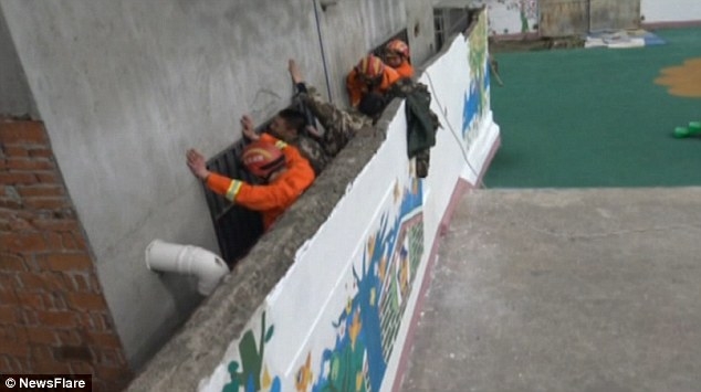 Неудачно вытрусил одеяло: китайский пенсионер упал в щель между стенами шириной чуть больше 20 см