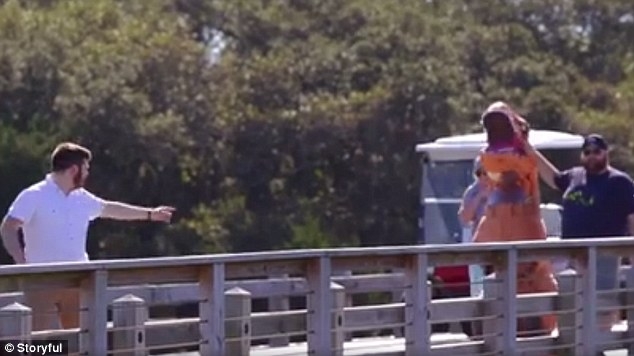 «Полюби меня такой, какая я есть»: американка приехала на свадьбу в костюме тиранозавра Рекса