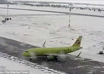 Гололед на рулежной дорожке в аэропорту – это страшно. Прилетевшие из Пекина в Россию оказались внутри самолета-«конькобежца»