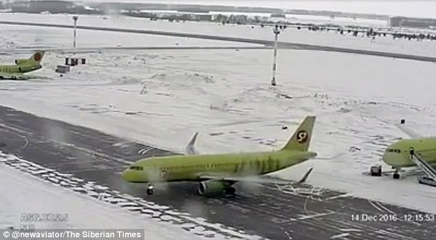 Гололед на рулежной дорожке в аэропорту – это страшно. Прилетевшие из Пекина в Россию оказались внутри самолета-«конькобежца»