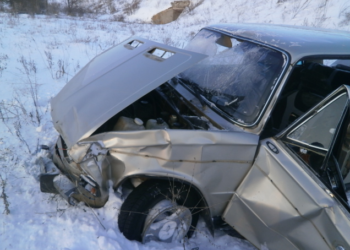 В такую погоду – пьяным за руль? В Николаевском районе «шестерку» выбросило с трассы
