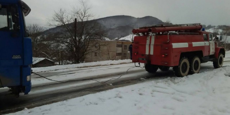 Закарпатье накрыло снегом: на 4 автодорогах затруднен проезд, уже 15 авто вызволили из снежного плена