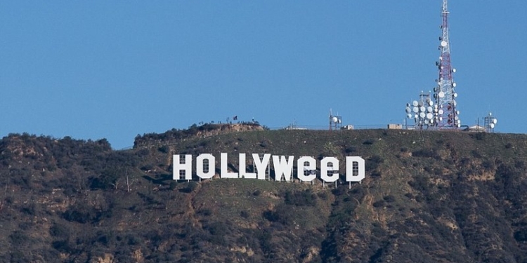 Пошутили: в знаменитую надпись «Голливуд» в новогоднюю ночь были «внесены изменения»