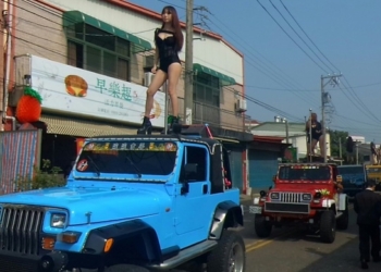 Помирать – так с музыкой? На «тот свет» тайваньского политика провожали 50 стриптизерш