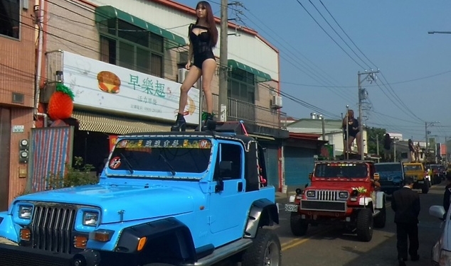 Помирать – так с музыкой? На «тот свет» тайваньского политика провожали 50 стриптизерш