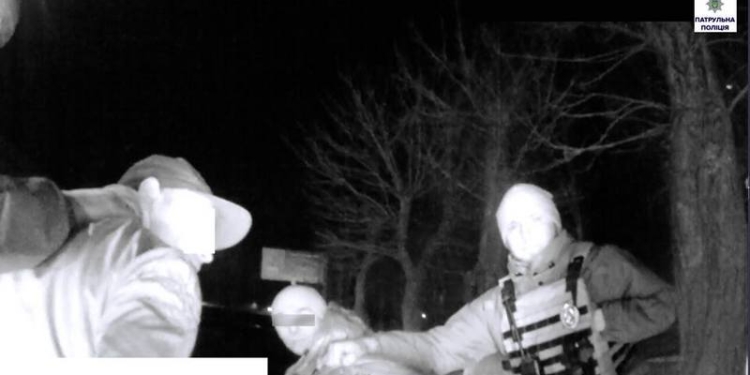 Нецензурно бранящиеся, да еще и с наркотиками: в Николаеве патрульные остановили BMW с «замечательным» водителем и пассажиром