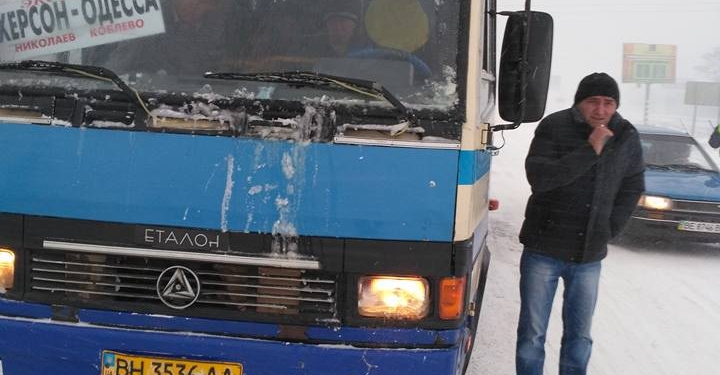 Николаевщина в снежном плену: водители маршруток пытаются прорваться на Одессу