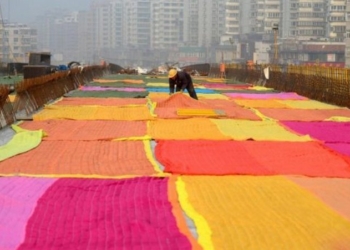 Строительство зимой: в Китае дорогу покрыли одеялами, чтобы сохранить бетон в тепле