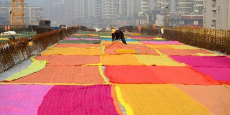 Строительство зимой: в Китае дорогу покрыли одеялами, чтобы сохранить бетон в тепле
