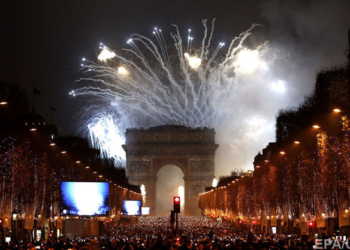 Во Франции подвели итоги новогодней ночи: по всей стране подожгли 650 автомобилей