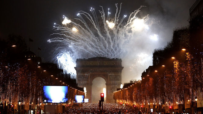 Во Франции подвели итоги новогодней ночи: по всей стране подожгли 650 автомобилей