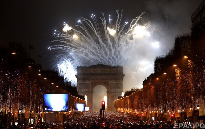 Во Франции подвели итоги новогодней ночи: по всей стране подожгли 650 автомобилей 1