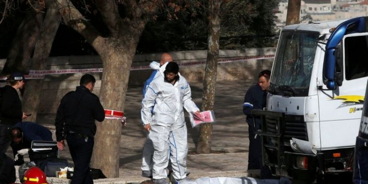 Почти как в Берлине: в Иерусалиме грузовик врезался в толпу людей – есть погибшие и раненые