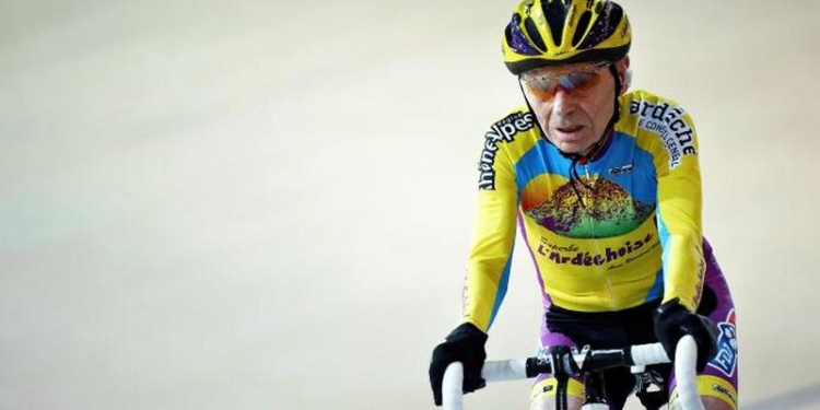 105-летний французский велогонщик пытался побить собственный рекорд