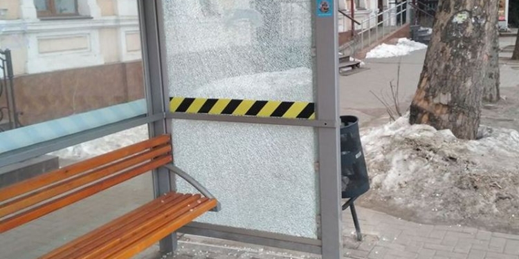 В Николаеве вандалы разбили новый остановочный комплекс «Дормашина»