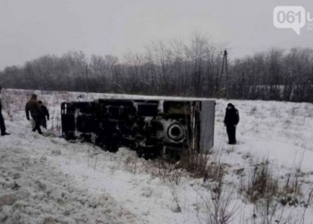 Под Запорожьем перевернулся автозак с 11 заключенными – один из них получил перелом-вывих плечевого сустава