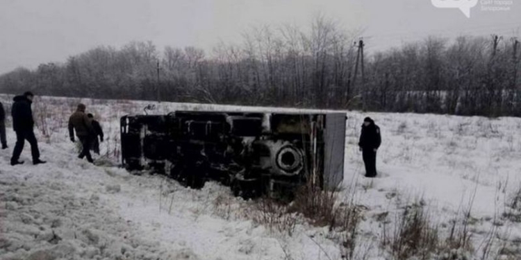 Под Запорожьем перевернулся автозак с 11 заключенными – один из них получил перелом-вывих плечевого сустава