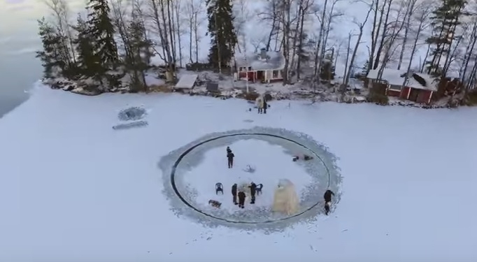 Вырезал круг, прицепил мотор. Финн сделал карусель прямо на льду