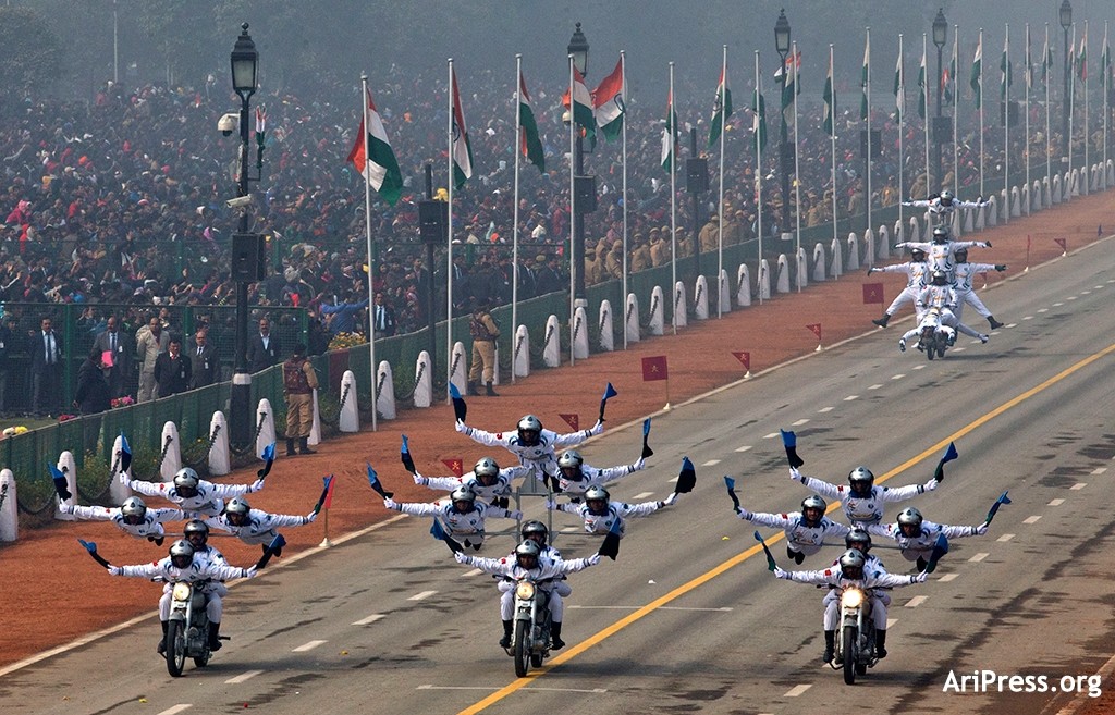 В Дели на параде в честь Дня Республики показали себя акробаты на мотоциклах 1