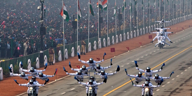 В Дели на параде в честь Дня Республики показали себя акробаты на мотоциклах