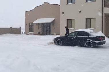В Закарпатье седана BMW приспособили для уборки снега 1