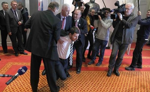 Извольте выйти вон. В Хорватии из парламента вынесли прокремлевскую оппозицию