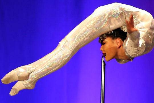 Не джин. Циркачка из Монголии может сложить все свое тело в бутылку